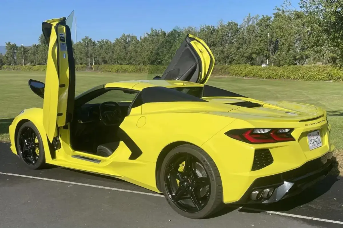2021 Chevrolet Corvette Stingray Convertible 1LT — photo 2