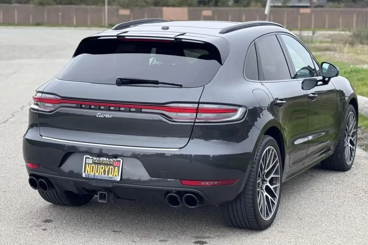 2021 Porsche Macan Turbo is — photo 2