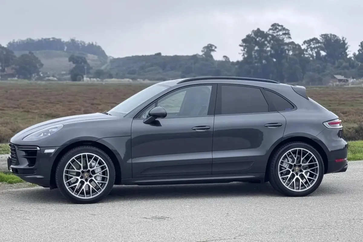 2021 Porsche Macan Turbo is — photo 3