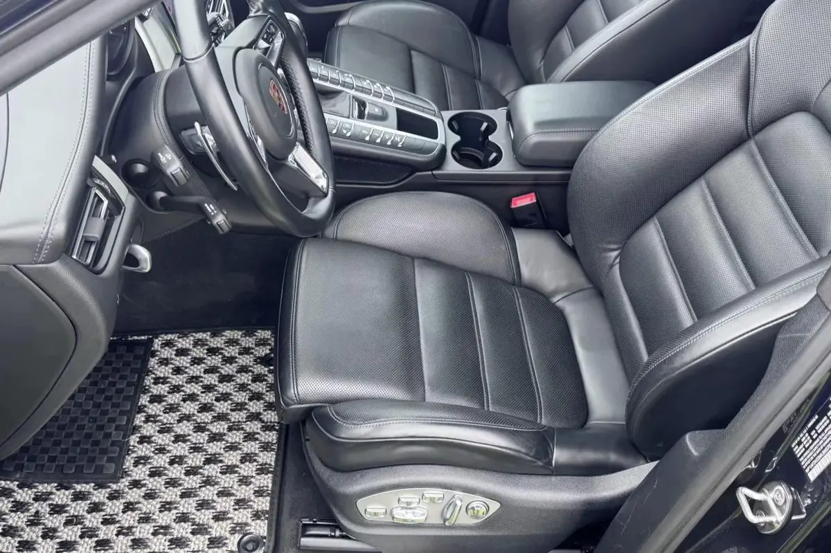 2021 Porsche Macan Turbo is — photo 4