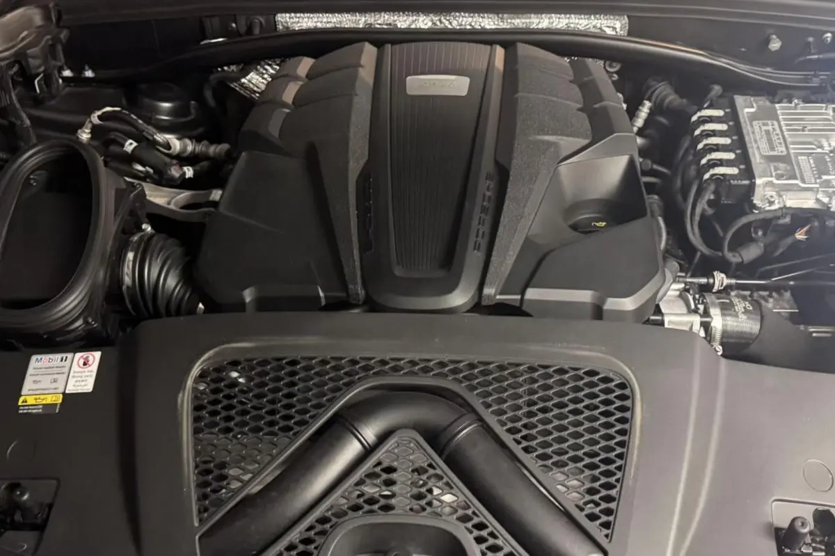 2021 Porsche Macan Turbo is — photo 6
