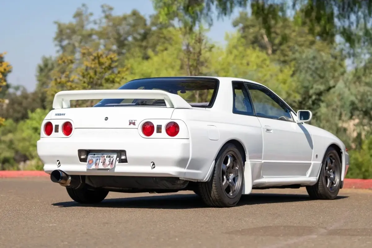 1994 Nissan Skyline GT-R (R32) β Crystal White β photo 2