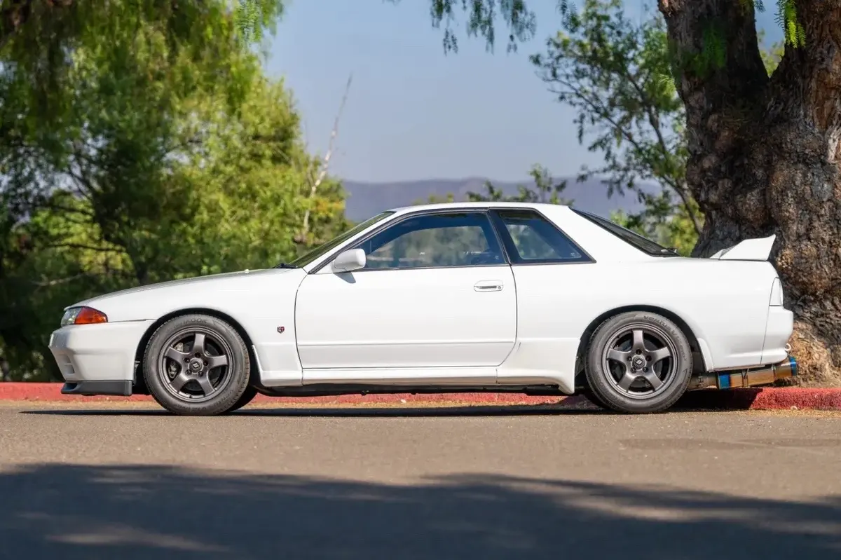 1994 Nissan Skyline GT-R (R32) β Crystal White β photo 3