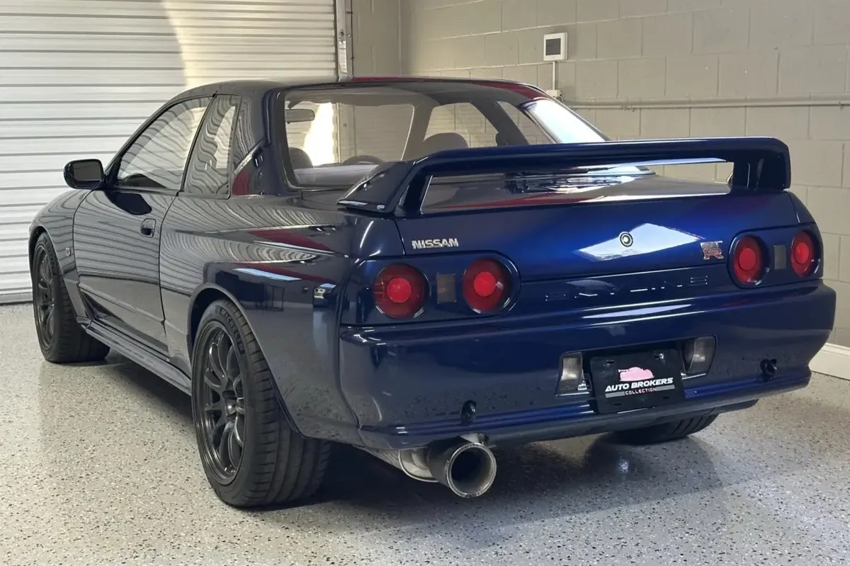 1990 Nissan Skyline GT-R — Dark Blue Pearl — photo 2