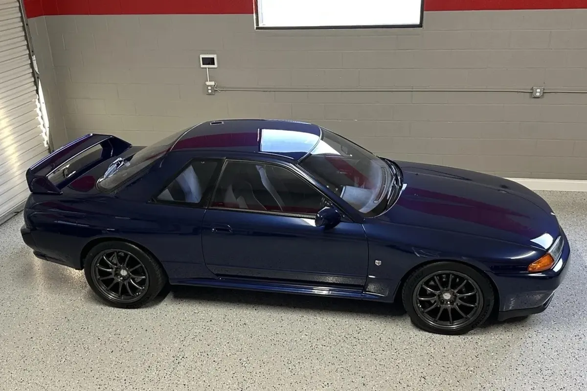 1990 Nissan Skyline GT-R — Dark Blue Pearl — photo 3