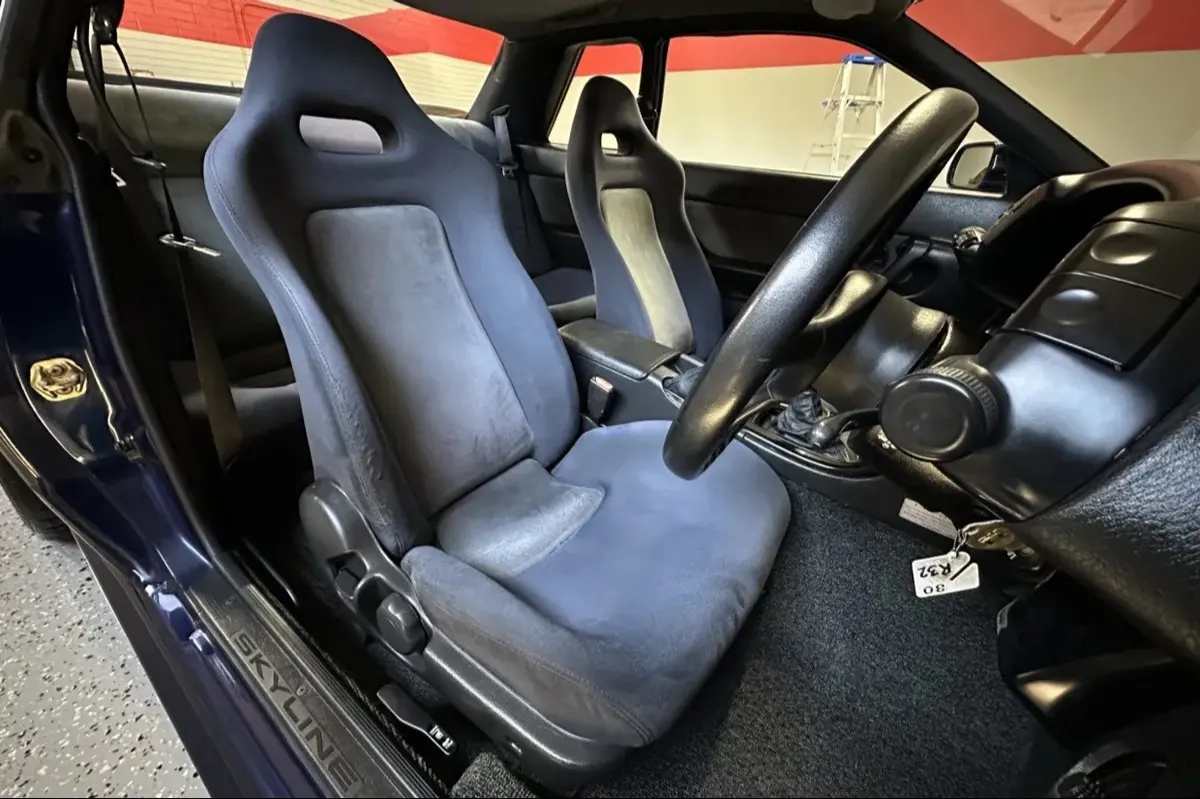 1990 Nissan Skyline GT-R — Dark Blue Pearl — photo 4