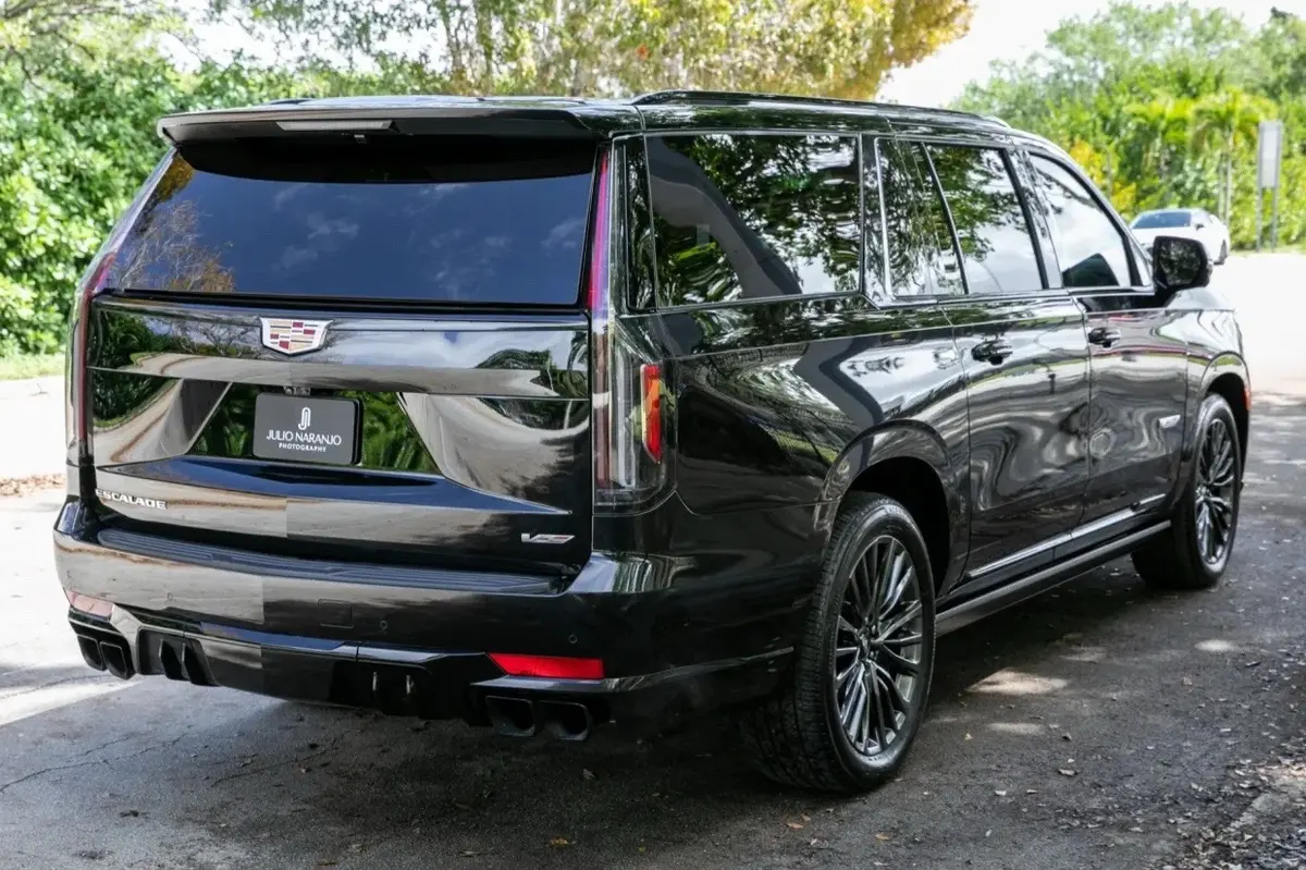 2023 Cadillac Escalade V ESV — 11k Miles — photo 2