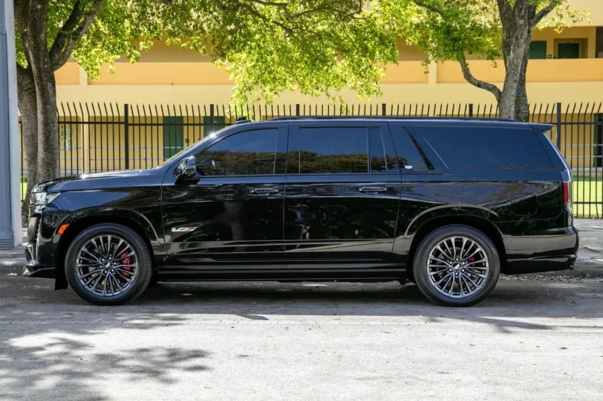 2023 Cadillac Escalade V ESV — 11k Miles — photo 3