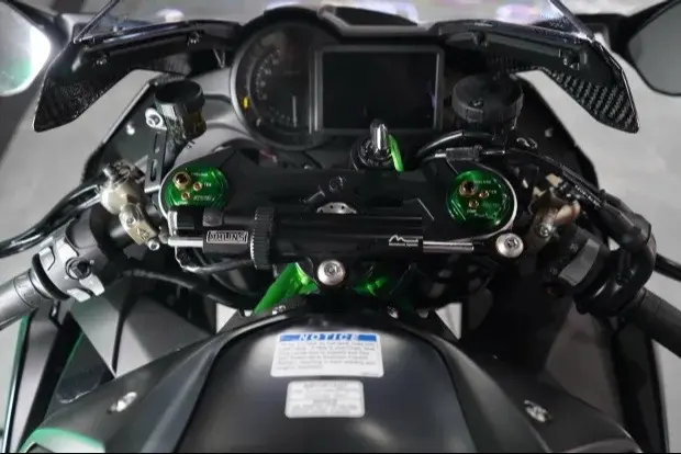 2025 Kawasaki Ninja H2 Carbon — 2 Miles — photo 4