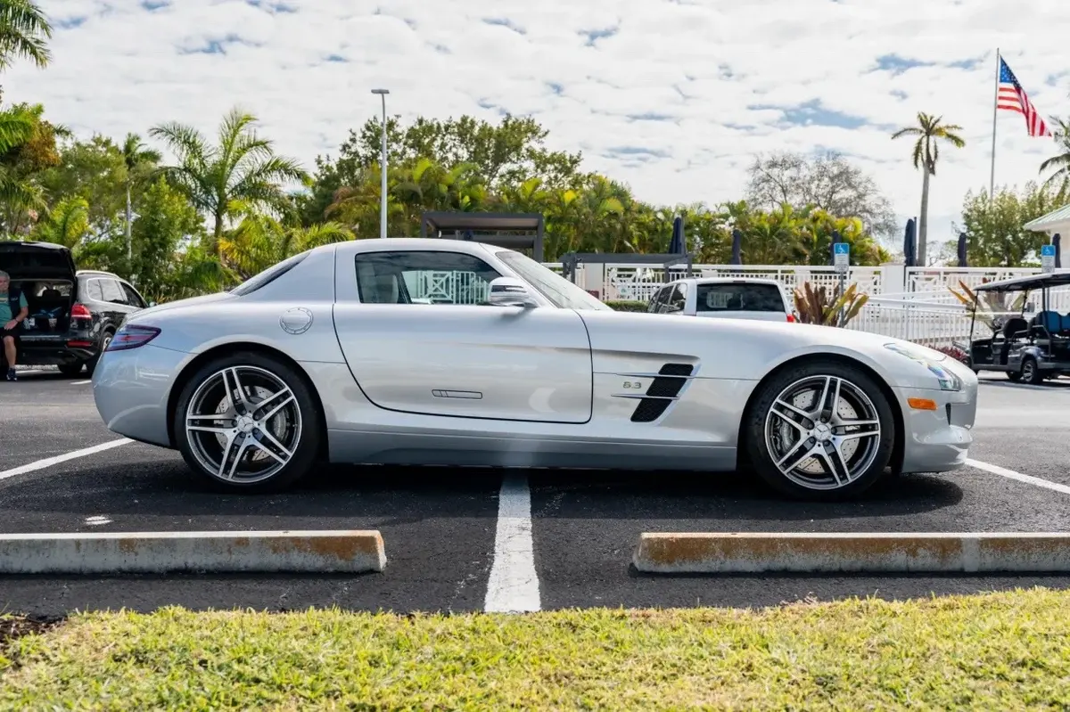 2011 Mercedes-Benz SLS AMG Gullwing — photo 2