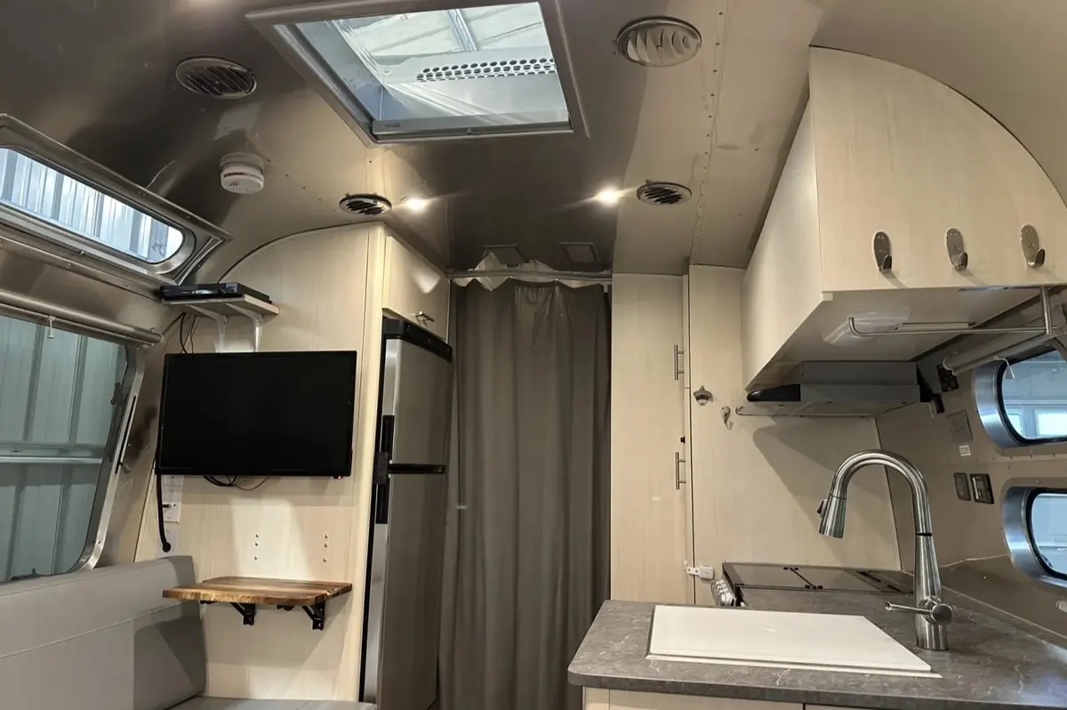 2023 Airstream Flying Cloud 25FB — photo 5