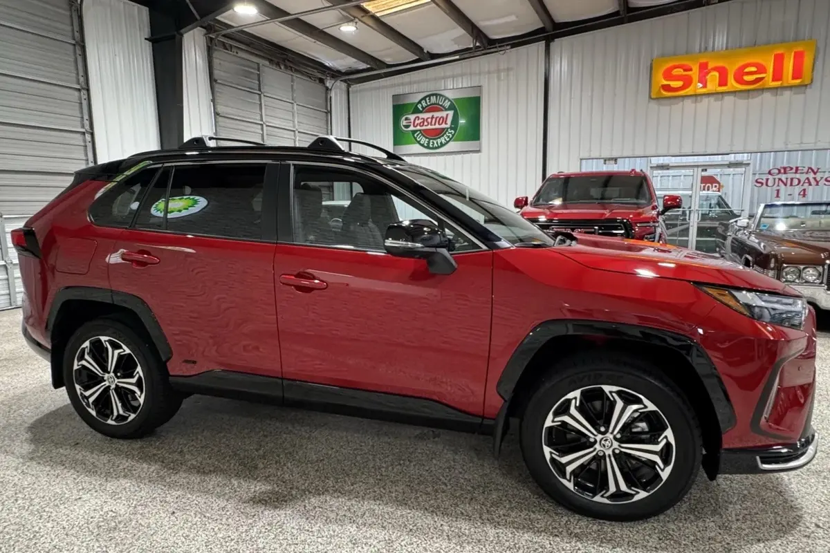 42 MILE 2025 TOYOTA RAV4 PRIME XSE — photo 3