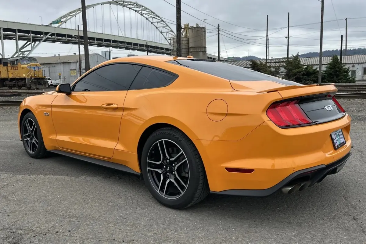 2019 Ford Mustang GT Coupe This — photo 2